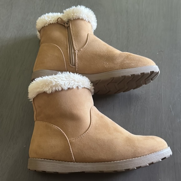 🌖 Cat & Jack size 8 tan faux suede faux fur trimmed ankle boot - Picture 5 of 8